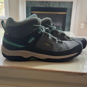 Keen youth hiking boots size 6